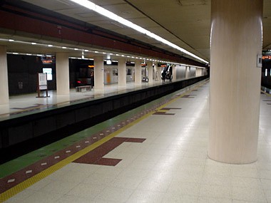 地下鉄東西線 南郷７丁目駅ホーム 札幌の風景