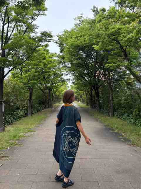444　手染大輔　藍染　交織　縮みしわ加工　テントラインワンピ　M〜フリーサイズ 日曜礼拝には藍染ワンピースで♪ : 還暦着物好き日記