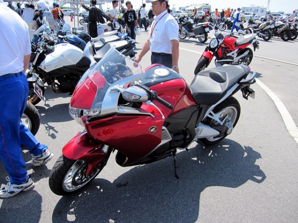 10 初めての8耐 後編 Vfr10f Dctとバンディット1250sとbmw S1000rr インプレ Eitaro Diversion