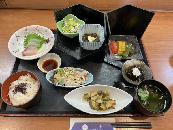 和歌山市西部の築港の和食店で盛り沢山の内容の昼膳「季節弁当」和歌山