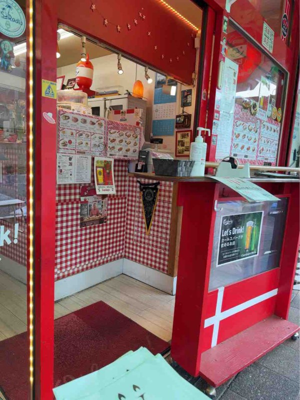 デンマーク人店主が営むホットドッグ店のジャンボソーセージとチーズの