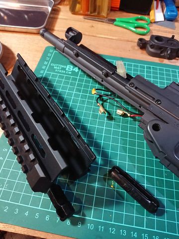 東京マルイ SIG552】ハンドガードを無理矢理付けたい感ある
