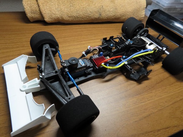 パーツからF103を組んでみる⑪～リアウィング＆ボディ取付