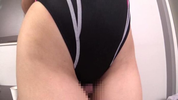 スケベなボディーラインの競泳水着姿の美人妻が男性コーチを更衣室で誘惑 Avサンプル画像庫