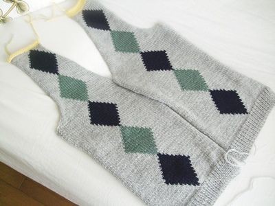 編んであげたいmen S Knit より アーガイルベスト 前身頃を編み終える おうち大好き