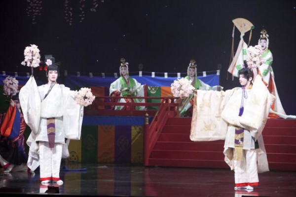 宝塚ならではの王朝絵巻と華やかなレビューで綴る花組公演『新源氏物語