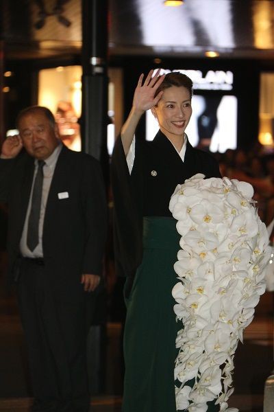 万感の想いを胸に、早霧せいな宝塚に別れ！ラストデーレポート : 宝塚