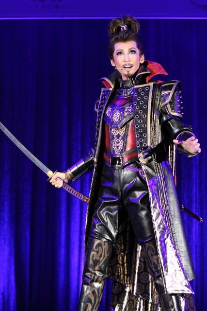 ①宝塚歌劇団　龍　真咲？　写真　サイン入り 龍真咲＆明日海りお 宝塚歌劇団 A4サイズ写真 - メルカリ