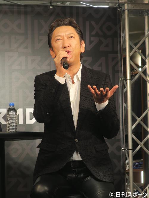 音楽 布袋寅泰 Boowy時代の写真投稿 氷室からマイクを向けられる姿 エンタメニュース