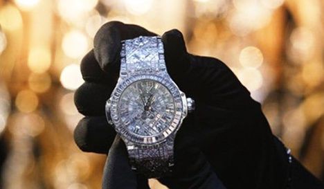 世界一高い腕時計 スイスの時計会社が製造 スイスの街角から