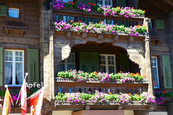花咲く町とゴールデンパス ライン スイス高級山岳地の夏 Summer In Gstaad スイスの街角から