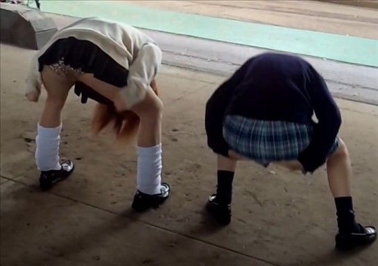JK おふざけエロ画像 おふざけダンスでお尻を突き出したらがっつり見えた典型的なギャルJKのヒョウ柄パンツ : えろだん＠今夜のオカズは踊ってみた