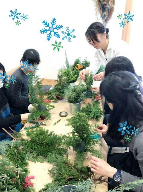 フレッシュクリスマスツリーで卓上も森の香りに包まれます お花が好き の その先へ エステルフラワー