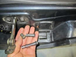 ランチアイプシロン いきなりドア落ち ドアヒンジ交換 ユーロファクトリー通信