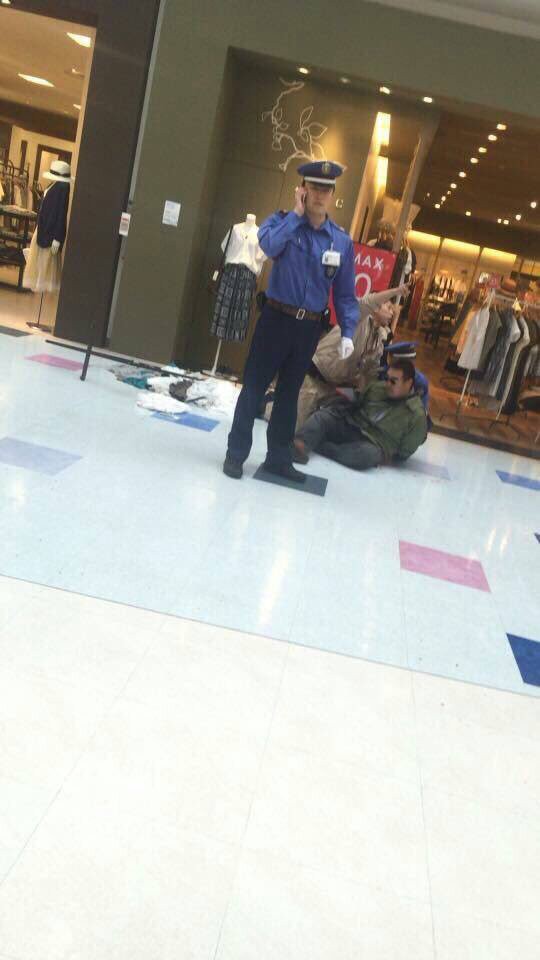 北海道釧路市のイオンモールで通り魔事件 犯人の男が4人を刃物で刺し1人死亡する事態に 逮捕された瞬間の現場の雰囲気がヤバすぎる 画像あり あのニュースキャンダル芸能まとめ