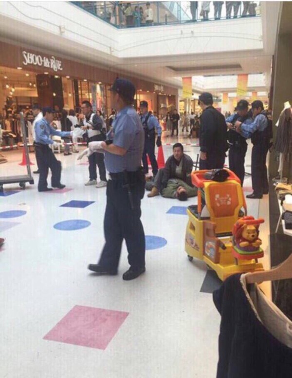 北海道釧路市のイオンモールで通り魔事件 犯人の男が4人を刃物で刺し1人死亡する事態に 逮捕された瞬間の現場の雰囲気がヤバすぎる 画像あり あのニュースキャンダル芸能まとめ