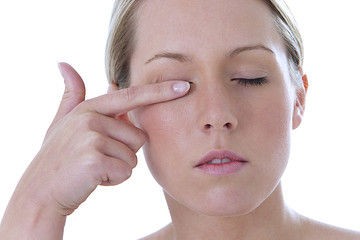 アイプチをメイク落としで洗ってもベタベタが残る場合の対処法 アイプチの失敗しないやり方と目元のお手入れまとめ