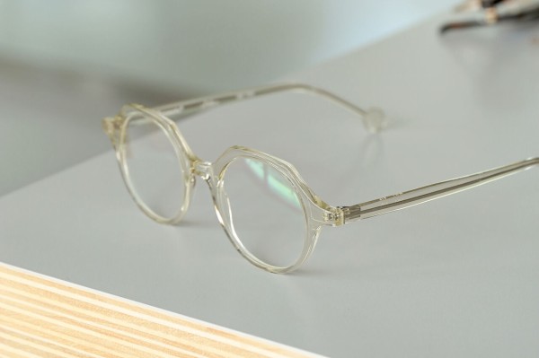 l.a.Eyeworks：l.a.Eyeworksの隠れた名品 クリアカラーで魅せる細身