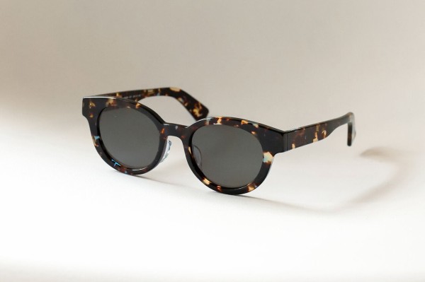 装いに、余裕と色気をひと足し。」 WAITING FOR THE SUN sunglasses