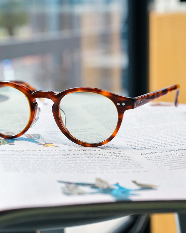 WAITING FOR THE SUN 代表作、「AUGUSTE」で楽しむサングラス