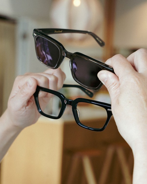 四角いのに、どこか愛嬌があって日常のこなれ感を演出 ｜ BuddyOptical