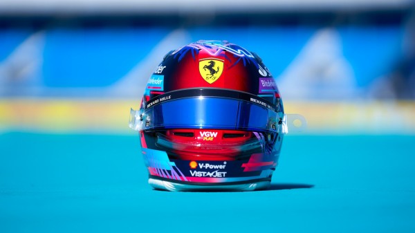 カルロス・サインツ - マイアミ仕様のヘルメット：2023年F1 : F1通信jp