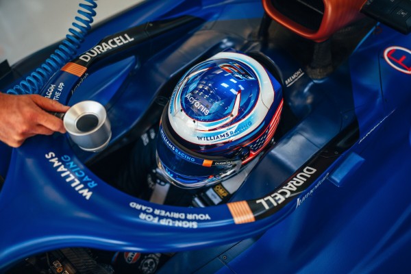 ローガン・サージェント 2023年F1ヘルメット写真 : F1通信jp