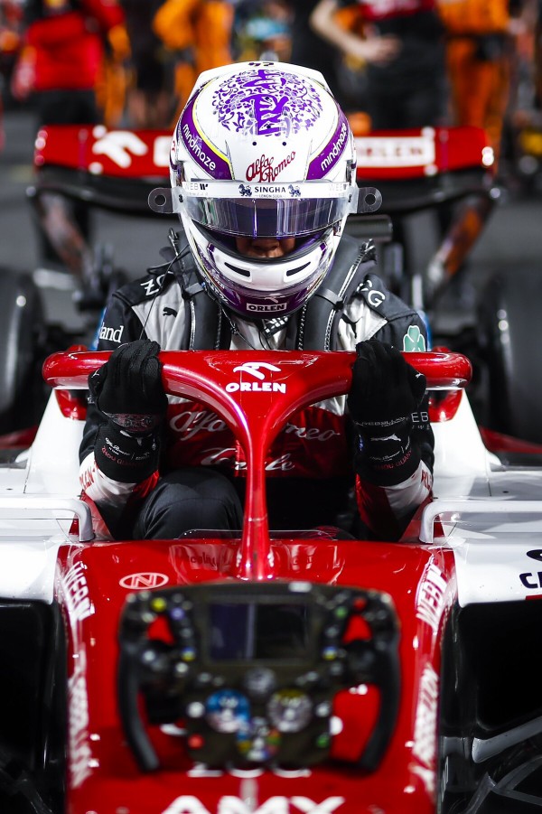 周冠宇 2022年F1ヘルメット写真 : F1通信jp