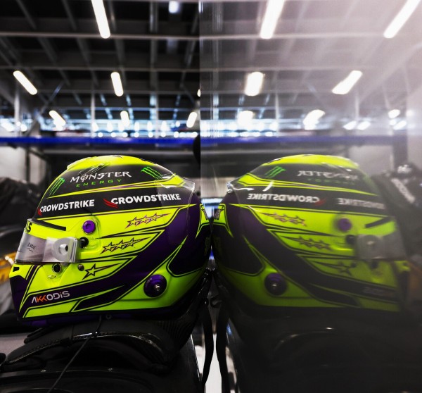 F1 ルイスハミルトン選手 2022 1/2 ヘルメット 楽天市場】BBR 1/2 ヘルメット メルセデス 2022 ルイス ハミルトンBBR