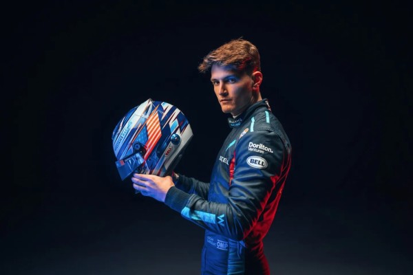 ローガン・サージェント 2023年F1ヘルメット写真 : F1通信jp