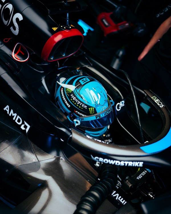 ジョージ・ラッセル 2023年F1ヘルメット写真 : F1通信jp