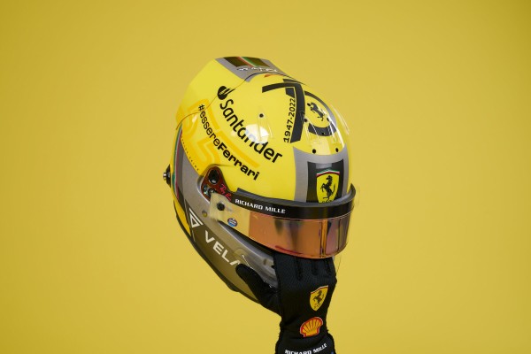 カルロス・サインツ、イタリア仕様のヘルメット : F1通信jp