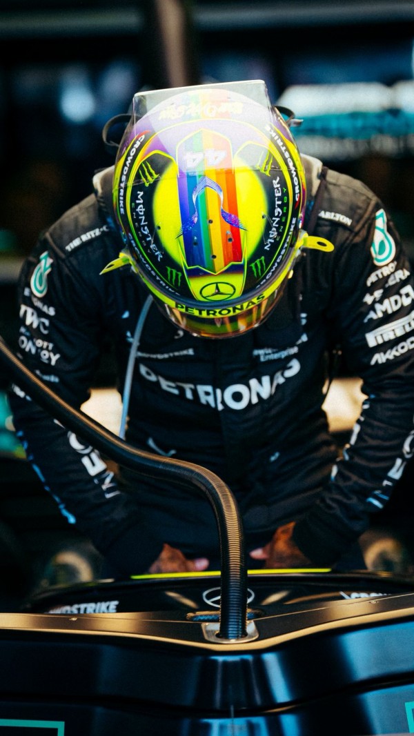 F1 ルイスハミルトン選手 2021 1/2 ヘルメット ルイス・ハミルトン 2021年F1ヘルメット写真 : F1通信jp