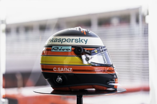 カルロス・サインツ、モンツァ仕様のヘルメット : F1通信jp