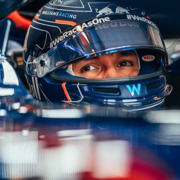 アレックス・アルボン 2022年F1ヘルメット写真 : F1通信jp