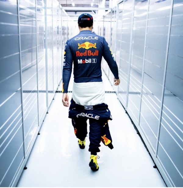 セルジオ・ペレス 2022年F1ヘルメット写真 : F1通信jp