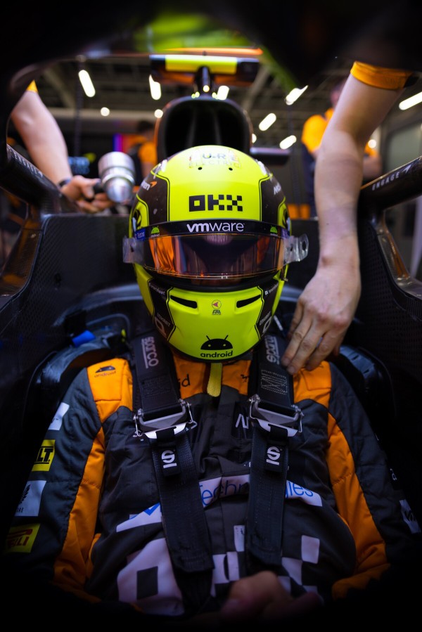 1/2ヘルメット マクラーレンF1 ランド・ノリス 2023年 アメリカGP 1/2