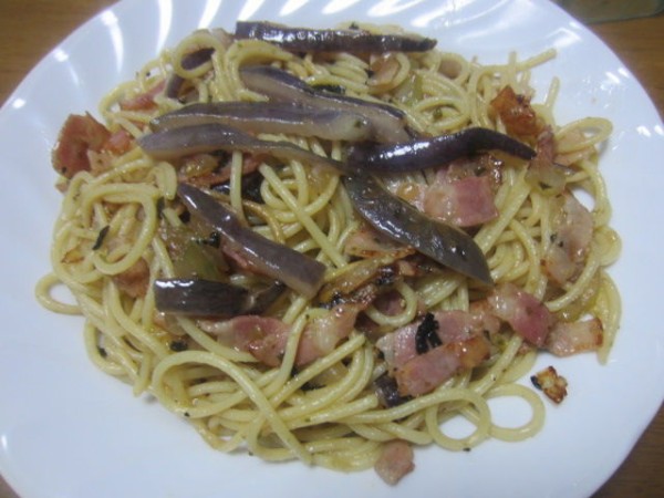 アケビの皮を使ったパスタ 東京刺激クラブ