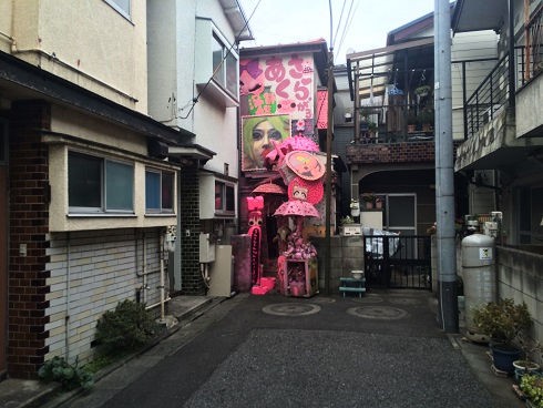 ピンクに彩られた家ごとアートなあさくら画廊 東京刺激クラブ