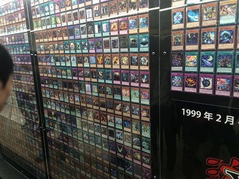 遊戯王カードが7649枚展示されている映画「遊戯王 THE DARK SIDE