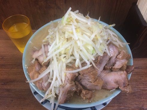 ラーメン二郎池袋東口店の豚ダブル大ラーメン 野菜増し増し 東京刺激クラブ