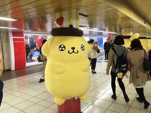 丸の内線新宿駅メトロプロムナードに展示されている ポムポムプリン周年記念イベント の抱きプリン 東京刺激クラブ