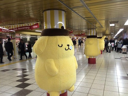 丸の内線新宿駅メトロプロムナードに展示されている ポムポムプリン周年記念イベント の抱きプリン 東京刺激クラブ
