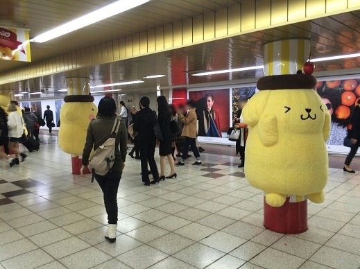 丸の内線新宿駅メトロプロムナードに展示されている ポムポムプリン周年記念イベント の抱きプリン 東京刺激クラブ