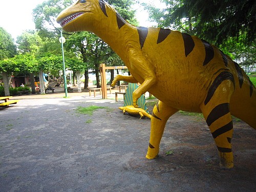 恐竜のオブジェに囲まれた 子供の森公園 東京刺激クラブ