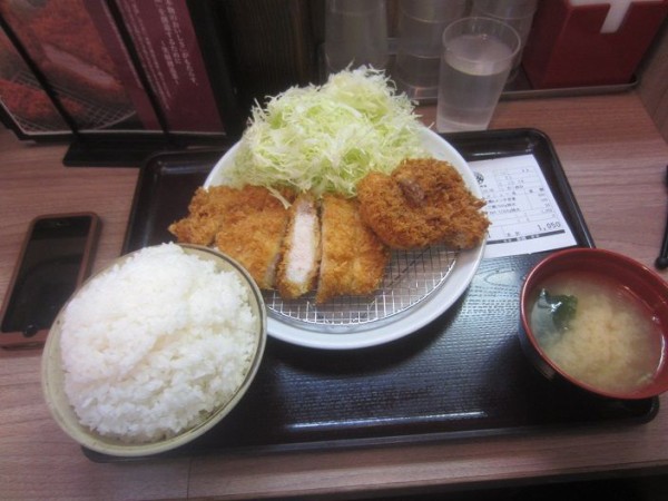坂井精肉店の肉厚ロース 肉屋のメンチカツ定食 ご飯 キャベツ特大盛り 東京刺激クラブ