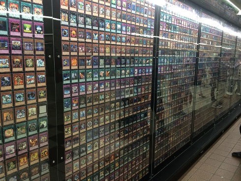 遊戯王カードが7649枚展示されている映画「遊戯王 THE DARK SIDE
