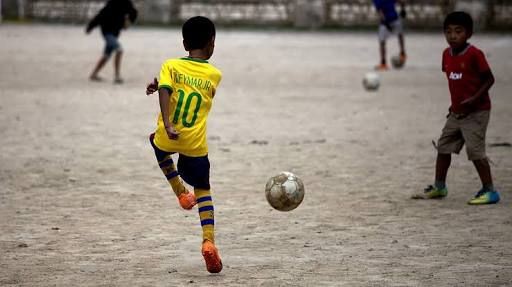 ボールを絶対に取られてはいけないという意識が根底にあるブラジル人 サッカーが上手くなるために