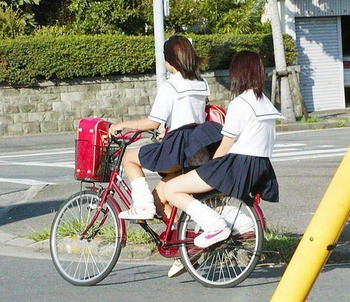 街 パンチラ 街撮りJK画像 スカートふわり自転車ガール♪朝からパンチラw : すごいエッチな画像