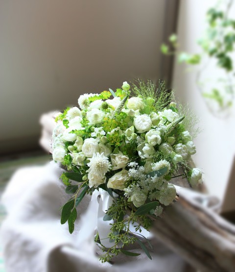 小花の野の花風ブーケ 可憐な白とグリーンで エバーグリーン 花日記